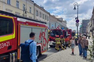 Malutkie dziecko chodziło po parapecie na drugim piętrze kamienicy. Wstrząsające sceny w Warszawie