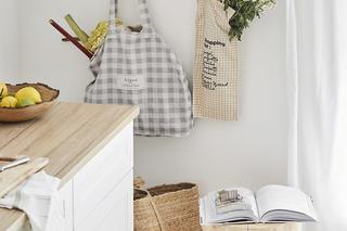 Kuchnie w bieli i drewnie w różnych stylach – uniwesalny początek