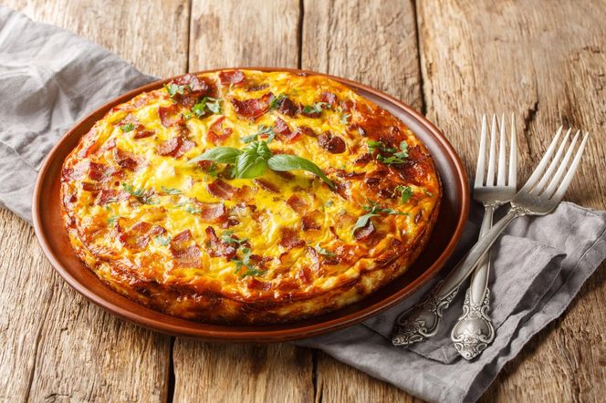 Prosty sposób na wykwintne śniadanie. Ten quiche bez spodu zachwyci smakiem
