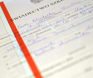 Świadectwo z czerwonym paskiem - ZASADY. Jakie są wymagania w 2025 roku?