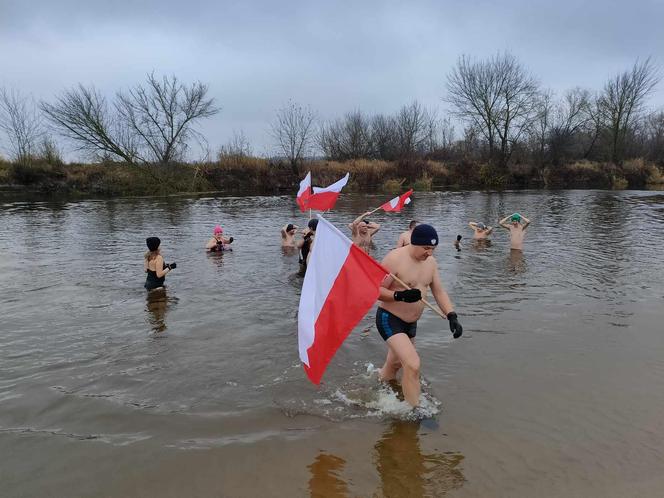 W Święto Niepodległości morsy z Łomży i regionu rozpoczęły sezon zimnych kąpieli. Do wody wskoczyły też służby mundurowe. ZDJĘCIA