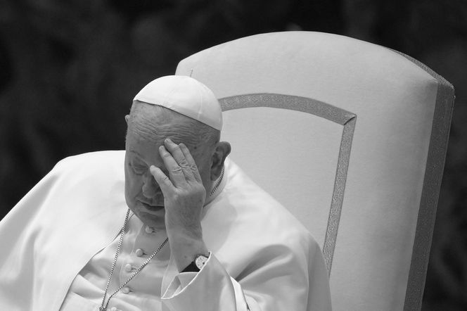 Papież Franciszek nie żyje.