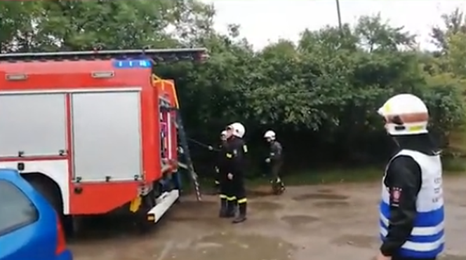 Wysoka: Przyjechał na sygnale do ukochanej. Wszedł na balkon i padł na kolana [WIDEO]