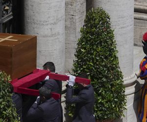 Kondukt żałobny przejechał przez Rzym. Ostatnia droga papieża Franciszka