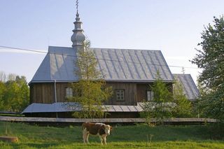 To jedna z najciekawszych wsi w Małopolsce. Kiedyś rozdzielono ją na dwie połowy
