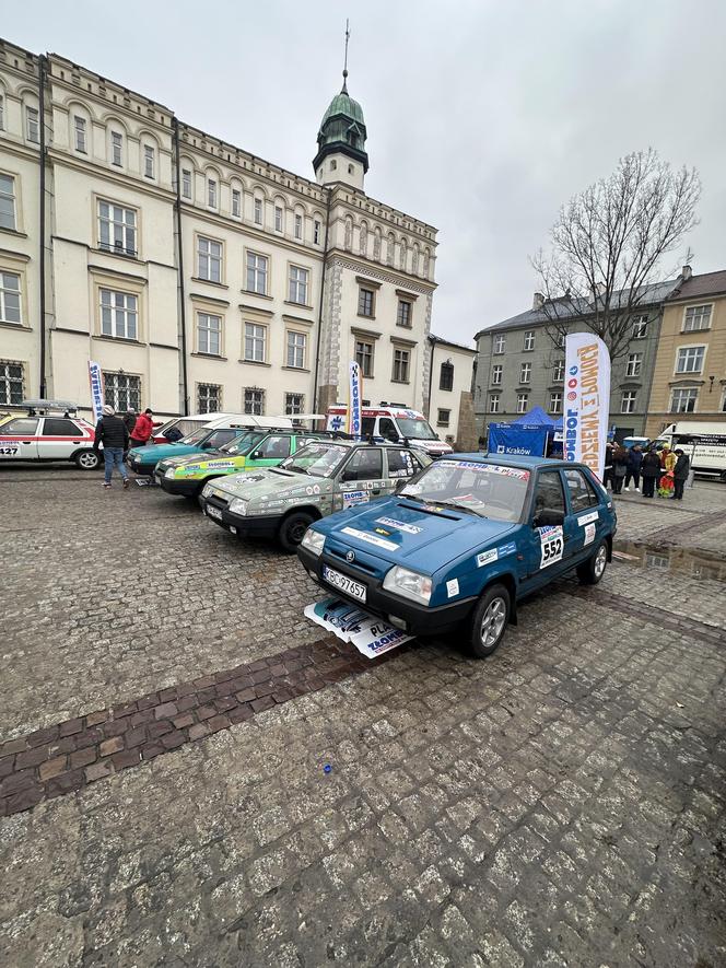 WOŚP 2024 w Krakowie. Zlot samochodów Złombol na Placu Wolnica przyciągnął tłumy fanów aut rodem z PRL-u