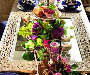 Wielkanocny stół pięknie nakryty - z lustrzaną taflą