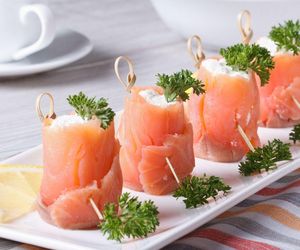 Co roku na sylwestra robię pyszne roladki z łososia. Sekretem ich smaku jest to wyborne nadzienie 