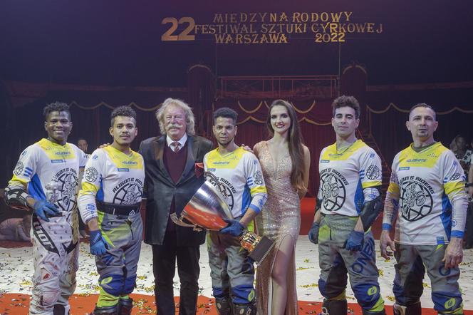 Stanisław Zalewski z uwielbianą przez warszawiaków grupą motocyklistów akrobatów