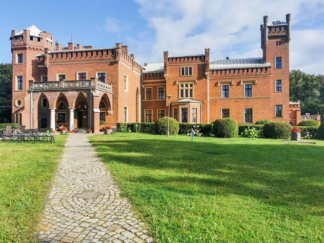 Ten pałac w woj. warmińsko-mazurskim wygląda jak z bajki. Powstał w XIX wieku