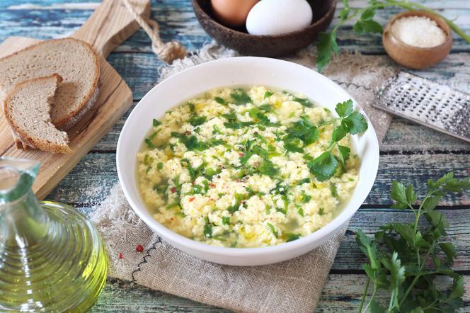 Zupa serowa z jajkiem i natką pietruszki: łatwy przepis jak zrobić włoską zupę STRACCIATELLA