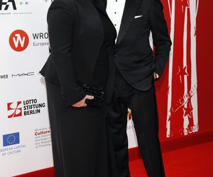 Pierce Brosnan i Keely Shaye Smith 