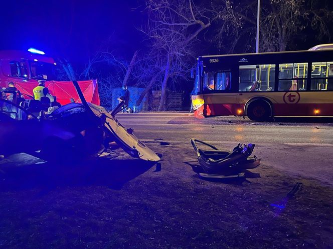 Śmiertelny wypadek z udziałem autobusu i samochodu osobowego przy ulicy Płochocińskiej