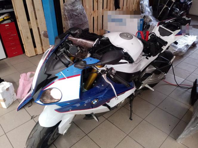 Policjanci odzyskali 6 kradzionych samochodów i motocykl, 2 osoby usłyszały zarzuty