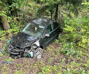 Na drodze Starachowice - Dziurów auto osobowe wylądowało w rowie. 21-latka w szpitalu