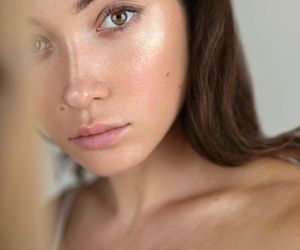Make-up no make-up w wakacyjnej odsłonie. Potrzebujesz tylko rozświetlacza! 