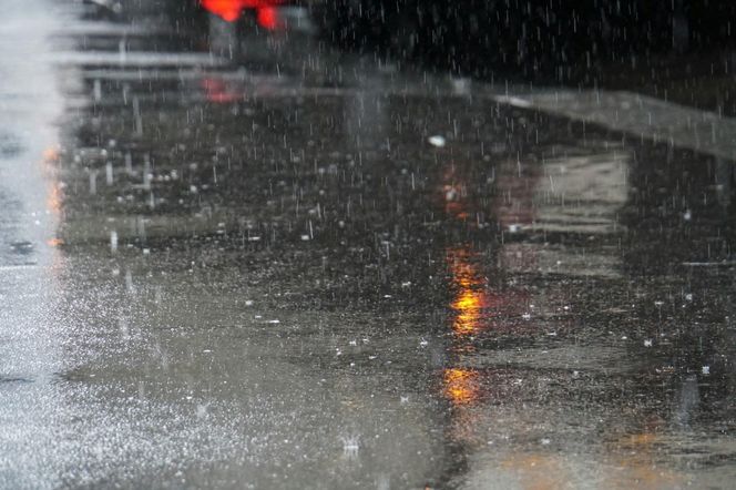 Grad dołącza do burz i obfitych opadów deszczu. IMGW podaje nową prognozę