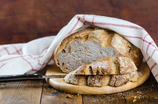 4 przepisy na domowy chleb - pszenny, graham, razowy i bezglutenowy [WIDEO]