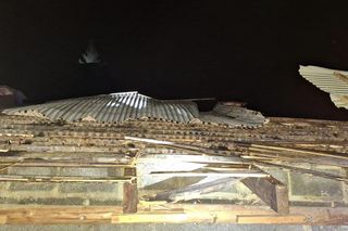 Zerwane dachy i powalone drzewa w Śląskiem. Przez wieczorny wiatr strażacy mieli dużo roboty ZDJĘCIA