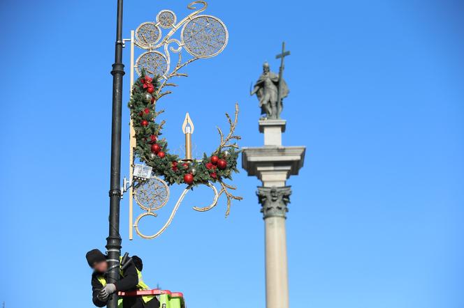 Warszawa rozwiesza świąteczną iluminację