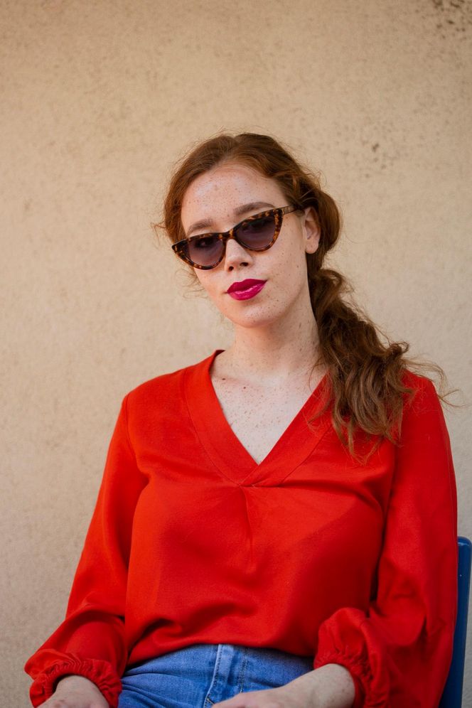 Czerwona koszula będzie hitem jesiennych stylizacji. Jak ją nosić w modny sposób?