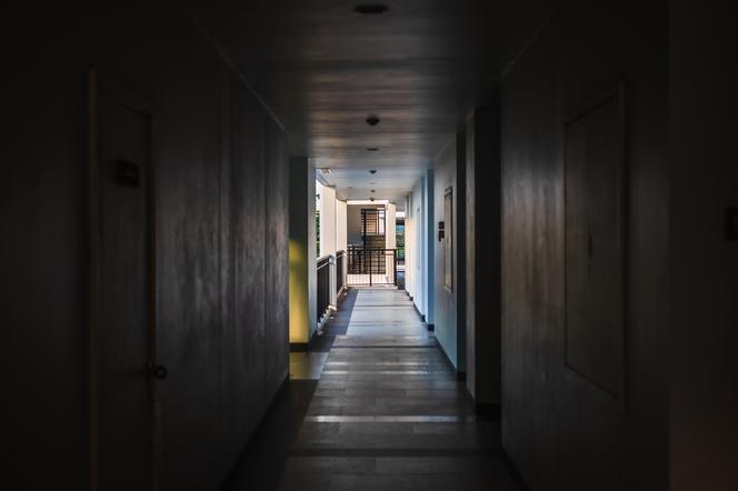 ciemny szpitalny korytarz