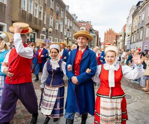 Dni Folkloru w Olsztynie 2025. Ulicami Starego Miasta przeszedł barwny korowód