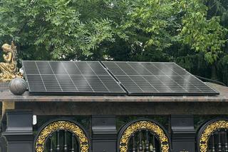 Katowice. Panele fotowoltaiczne na grobowcu. Należy do królowej Romów?