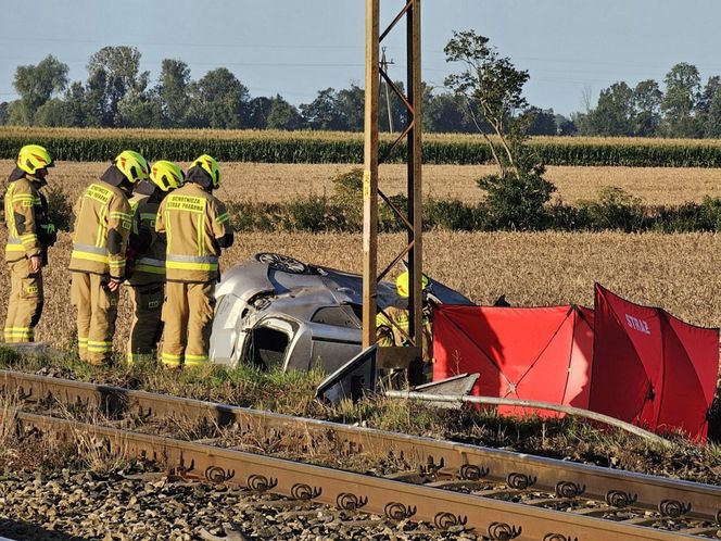 Tragedia na przejeździe kolejowym pod Gnieznem. Nie żyje kierowca osobówki!