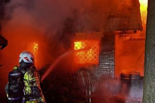 Pożar drewnianego domu pod Legionowem. Fatalne wieści od strażaków. Budynek płonął jak pochodnia