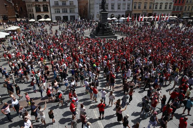 Szalona radość na Rynku Głównym. Kibice Wisły Kraków świętowali zdobycie piątego Pucharu Polski