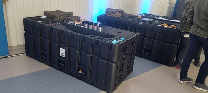 System bezzałogowych statków powietrznych klasy mini kryptonim "Wizjer" spakowane w skrzyniach transportowych 