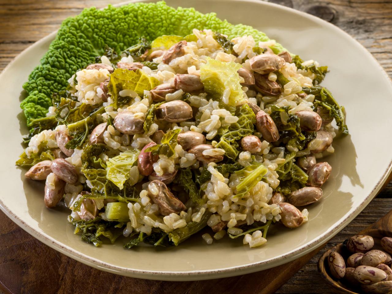 Ryż z kapustą włoską i fasolą pinto: łatwy przepis na sycące danie bezmięsne