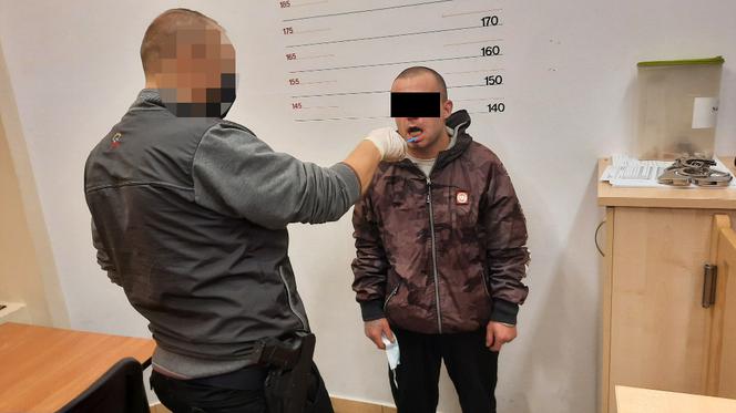 Atak nożownika w centrum Warszawy. Dźgnął 21-latka i uciekł w krzaki