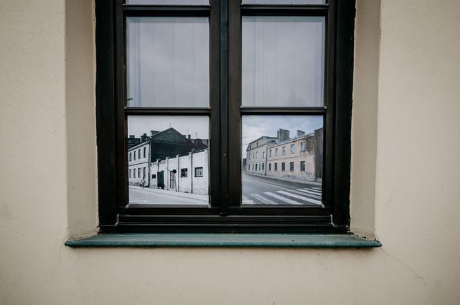 Wystawa w oknach rektoratu zamojskiej UPZ