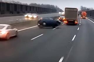 Groźne zdarzenie na autostradzie A4. Samochód zahaczył o audi i dachował 