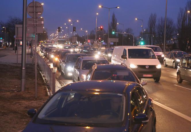 Utrudnienia w ruchu na rogu Połczyńskiej i Powstańców Śląskich