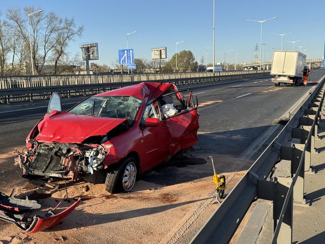 Śmiertelny wypadek na S8! Jedna osoba nie żyje po zderzeniu trzech ciężarówek 