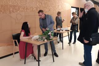 Tłumy czytelników na spotkaniu autorskim Katarzyny Łuczyńskiej! „Grzeszna i święta” ma szansę stać się bestsellerem!