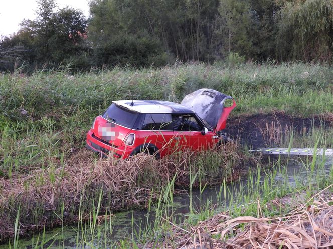 Mini Cooper w ogniu! Kierowca osobówki utknął w błocie i spalił auto