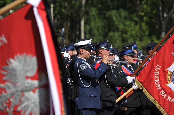 Policjant Arkadiusz zginął tragicznie.  Przez huk salwy na pogrzebie przedarł się łamiący serce szloch