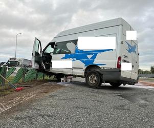 Wypadek na A1 pomiędzy Nowymi Marzami i Grudziądzem! Dostawczak wbił się w barierki