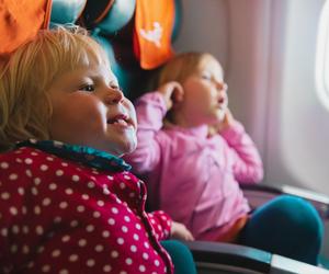 Dzieci nabałaganiły w samolocie. Ciężarnej mamie kazano posprzątać