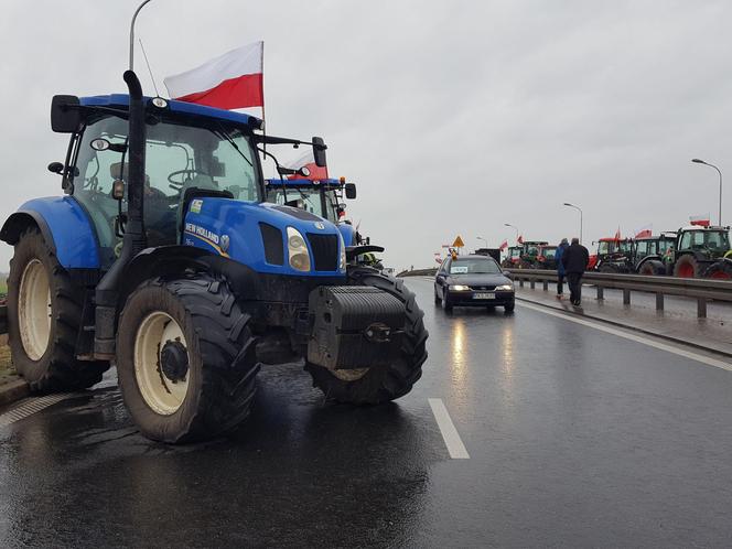 Lekceważenie władzy jest absolutne - skarżą się rolnicy protestujący na S5 koło Leszna. To jeden z większych protestów w kraju 