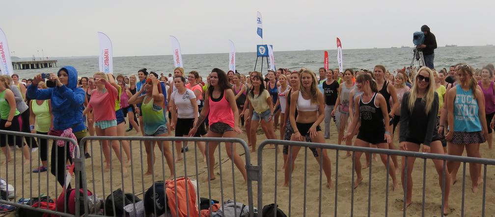 Niedzielny maraton zumby na plaży w Brzeźnie