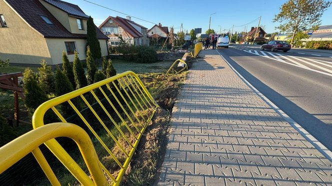 Samochód wjechał na chodnik. Nie żyje młody mężczyzna