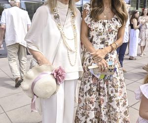 Weronika Rosati z rodzicami na Derbach w Warszawie. Na czerwonym dywanie pojawił się tłum gwiazd!