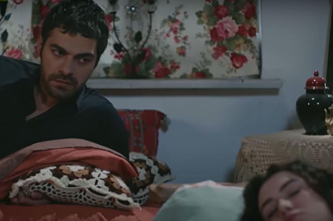 Kiedy Zeynep zaśnie, Halil czule pogłaszcze ją po głowie 