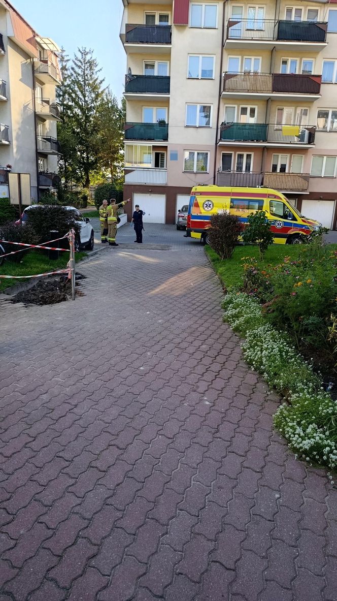 Niewiarygodne! 22-latek skoczył z drugiego piętra i uciekł do mieszkania. Co się stało w Siedlcach?