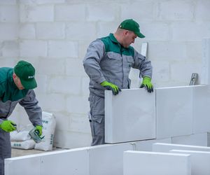 Murowanie z betonu komórkowego zimą. Jak prowadzić prace budowlane w ujemnych temperaturach?